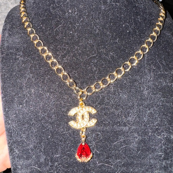 Necklace and Chanel zipper pull that adds a piece of sophistication. - Picture 1 of 3